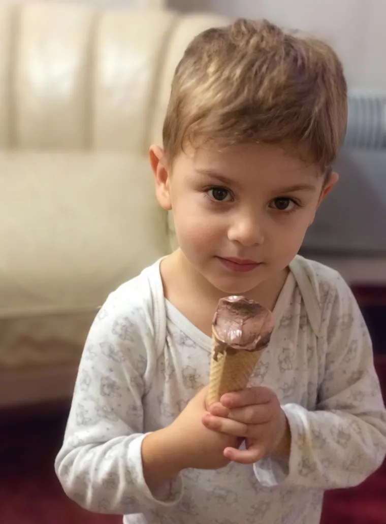Kleines Kind isst eine Eiswaffel von Bella Italia
