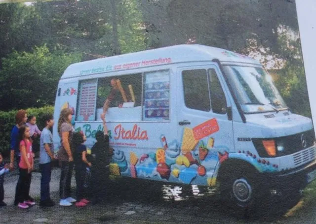 Gäste stehen bei einem Fest am Eiswagen von Eis Bella Italia an
